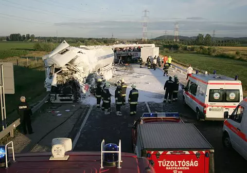 Patru români au murit într-un accident în Ungaria şi 23 de oameni au fost răniţi