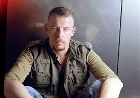 Designerul Alexander McQueen a lăsat moştenire câinilor săi 82.000 de dolari