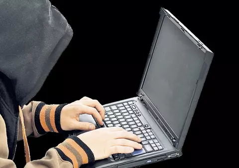Hackerul care a spart conturile de e-mail şi de Facebook ale vedetelor riscă 7 ani de închisoare