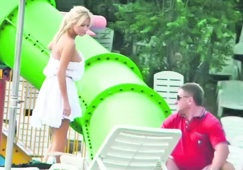 Sensuala s-a întâlnit cu fostul iubit şi l-a rugat s-o scoată din necazurile cu poliţia