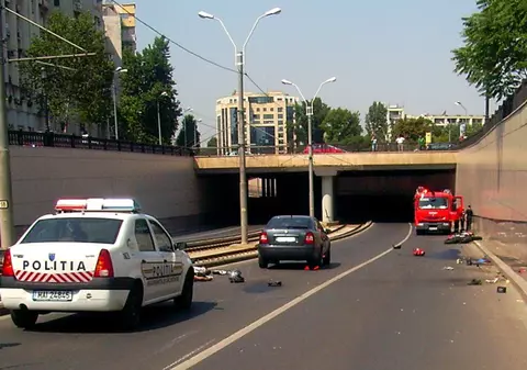 Foto | UPDATE: Un motociclist a murit în pasajul Mărăşeşti