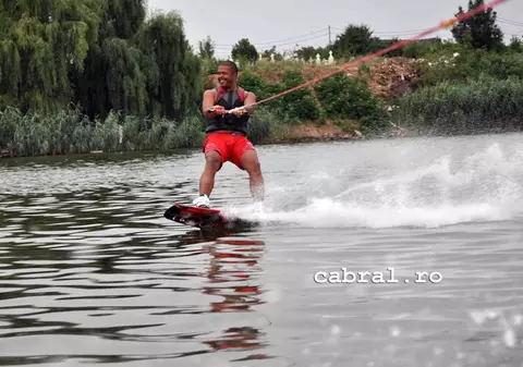 Iată-l pe Cabral cum se dă cu placa pe lac!