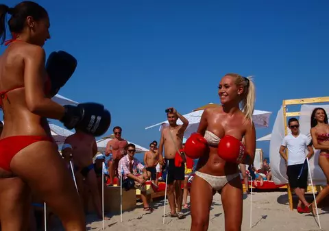 Foto & video | Fetele s-au luat la pumni pe plajă!