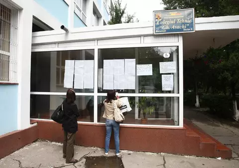 Foto | Culmea Bacului: Într-un liceu, cei doi elevi care au promovat au fost subliniaţi cu marker roz