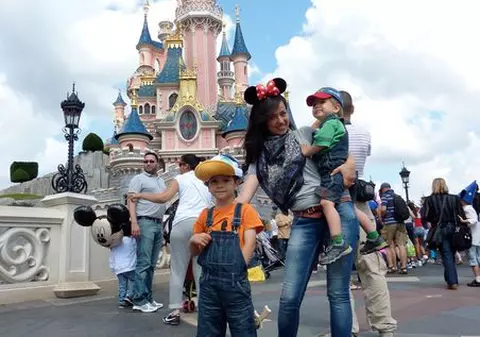 Andi Moisescu și-a dus soția și copiii la Disneyland Paris