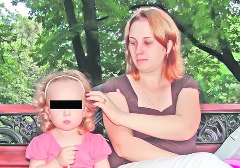 Mamele din Bucureşti sunt înnebunite de zvonuri despre prunci răpiţi în scopuri medicale. Poliţia vrea să liniştească spiritele: Calmaţi-vă! Nu se fură copii!