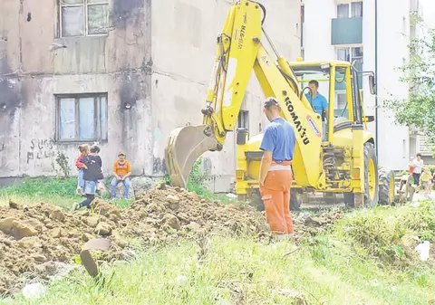 Au început să facă zidul care-i va despărţi pe rromi de restul oraşului