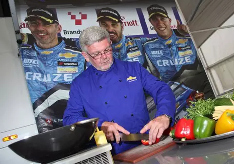 Învață să prepari meniul de tip „fast-food” preferat de campionii WTCC!
