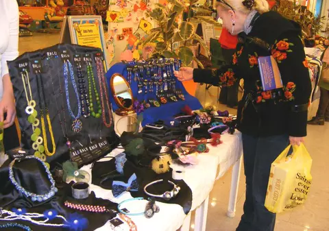 Foto | Face bijuterii din cip-uri şi nasturi