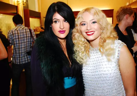 Laura Cosoi are o bluză de 100 de ani, la propriu