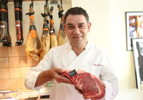 Ei îşi iau carne de vită cu 1.700 de lei... ea, spinări de pui cu 3 lei