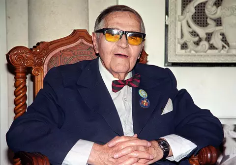 Se întâmplă în România: Gică Petrescu apare restanţier la întreţinere, deşi a murit de 5 ani