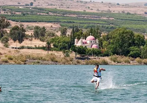 Foto | Incredibil! Un polonez a mers pe apă în Marea Galileii