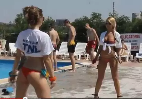 Video | Distracţie în bikini la piscină, la o petrecere a tineretului liberal
