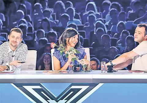 Un concurent de la «X Factor» a găsit soluţia de a o cuceri pe «jurata» Paula Seling