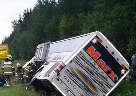 Un autocar cu 46 de copii s-a răsturnat