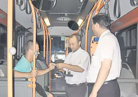Autobuzele de noapte au câte doi controlori