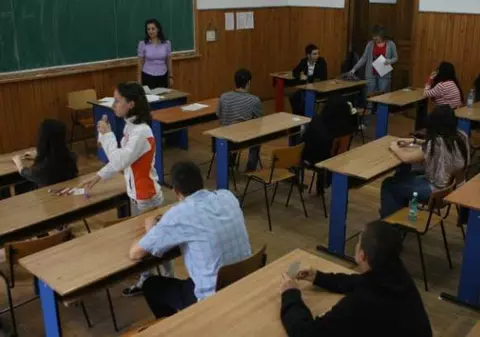 Incredibil! Peste 650 de elevi au fost eliminaţi de la BAC