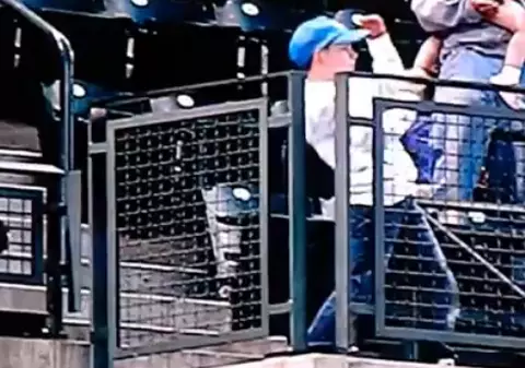 Video | Un puști dansează ca Michael la un meci de baseball