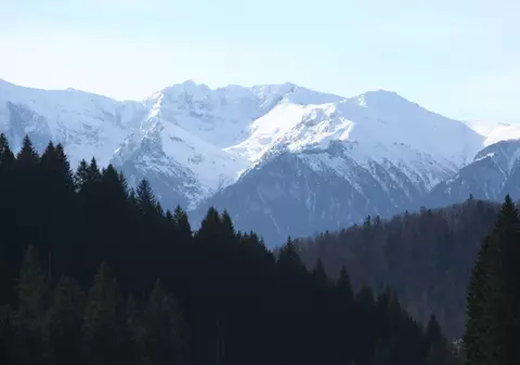 Mai mulţi turişti au rămas blocaţi în Bucegi, după ce i-a prins ploaia