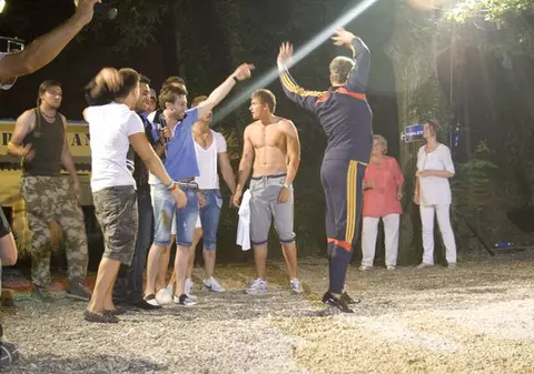 Burlăciţa Bianca Drăgușanu îşi prezintă familia şi prietenii pretendenţilor săi