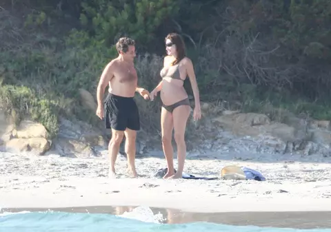 Foto | Carla Bruni, cu burtica la soare