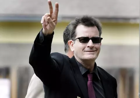 Charlie Sheen, furios într-un serial de comedie