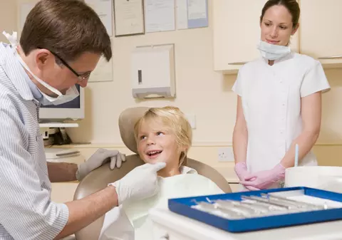 Problemele dentare afectează puterea de concentrare şi dezvoltarea intelectuală a copiilor