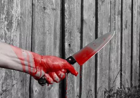 Un bărbat şi-a tăiat beregata cu un cuţit de bucătărie