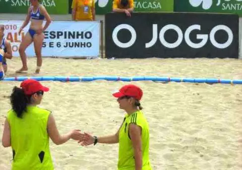 Nicoleta Tanislav şi Georgiana Doană arbitrează la CE de handbal pe plajă