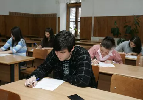 Absolvenţii de liceu au scos perle pe bandă rulantă la examenele de la Bac. Vezi ce au mai scris elevii!