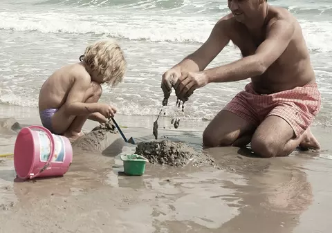 Cum era litoralul acum 10 - 20 de ani? Trimite-ne poze cu tine de la mare!