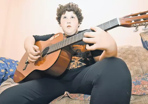 Florin Sipoș, băiatul care a căzut de la etajul 10, vrea să devină chitarist celebru