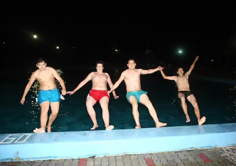 "Ce bine e la ştrand noaptea!"