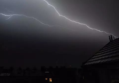 Un muzeu din Prahova, cuprins de flăcări în urma unui fulger