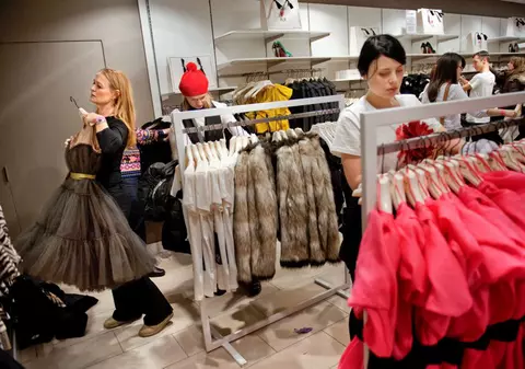 Prin lege, femeile nu au voie să poarte pantaloni în Paris