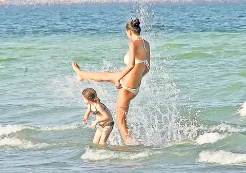 Foto | Ramona şi Bădălău au distrat-o pe Irinuca la mare