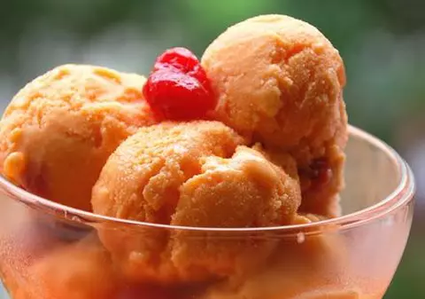 Reţeta zilei | Îngheţată cu pepene galben, dulce de leche şi cireşe confiate