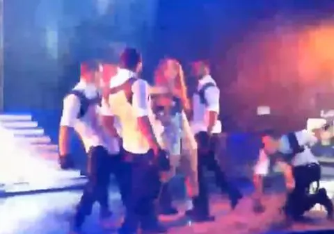 Video | Uite-o pe Jennifer Lopez cântând la o nuntă, în Ucraina