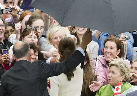 Foto | Ups! Vântul i-a ridicat fusta lui Kate Middleton!