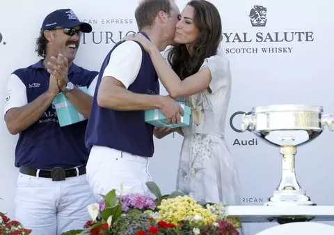 Foto | Prințul William și Kate Middleton s-au sărutat la un meci de polo
