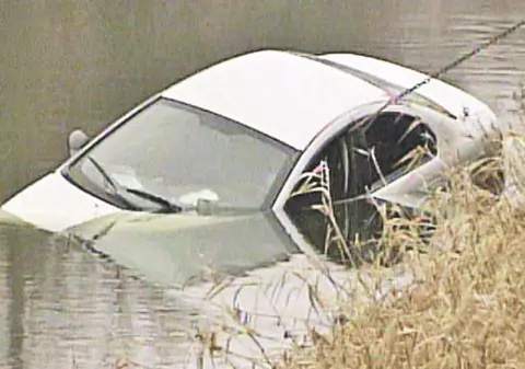 Update: Doi oameni au căzut cu maşina într-un canal, după ce s-au răsturnat de pe un dig