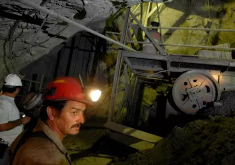 Angajaţii români inhalează cel mai mare volum de fum şi vapori, din toată Uniunea Europeană