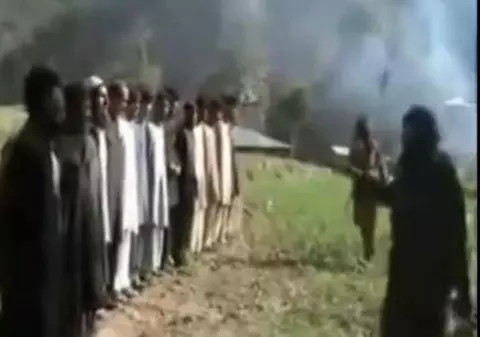 Video | Şocant! 16 poliţişti pakistanezi sunt executaţi de talibani