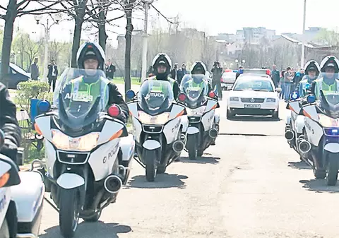 "Zmeii" pe motoare îl păzesc pe Băse