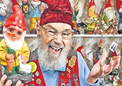 În 50 de ani, a colecţionat 1.600 de pitici