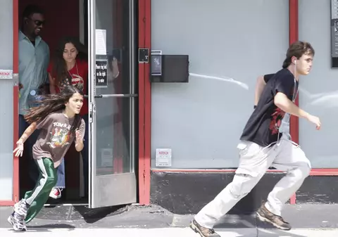 Foto | Uite cum fug de la ore copiii lui Michael Jackson