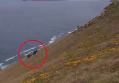 Video | A rămas blocată în maşină o noapte întreagă, pe marginea unei prăpăstii