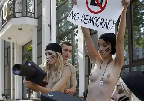 Foto & Video | Protest topless oprit cu palme și pumni de angajații Ambasadei Georgiei la Kiev