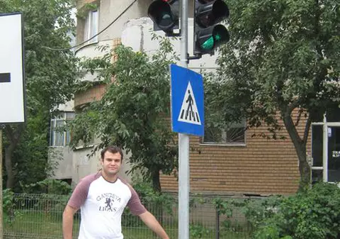 Ca la noi, la nimeni | Au montat semaforul într-un cauciuc de maşină